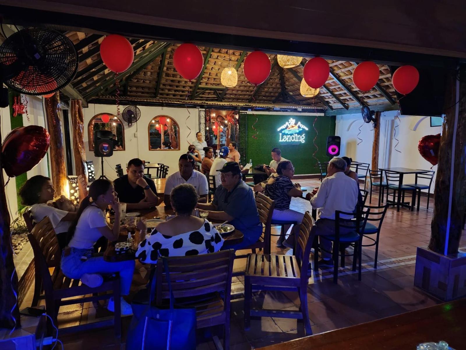 The Landing Hotel And Restaurant 莫约加尔帕 外观 照片